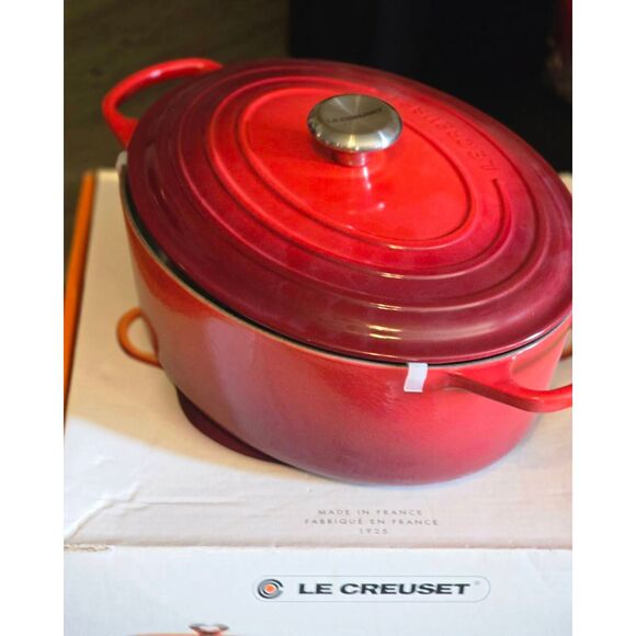 Le Creuset Signature Oval 6 3/4QT Casserole- Cerise - Picture 10 of 15